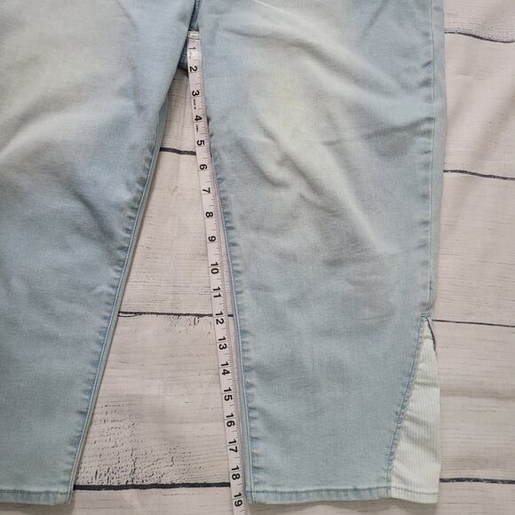 Chico's  Size 3 US XL Perfect Stretch Girlfriend Slim Leg Capris Lightwash Jeans - Picture 5 of 9